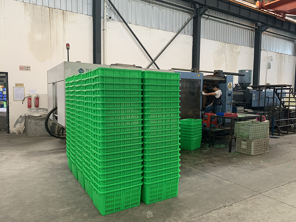 單層小型擠吹中空塑料成型機技術發展趨勢